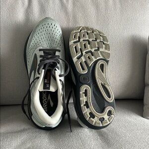 Brooks Gray and Black Athletic Running Shoes with Cushioned Midsole